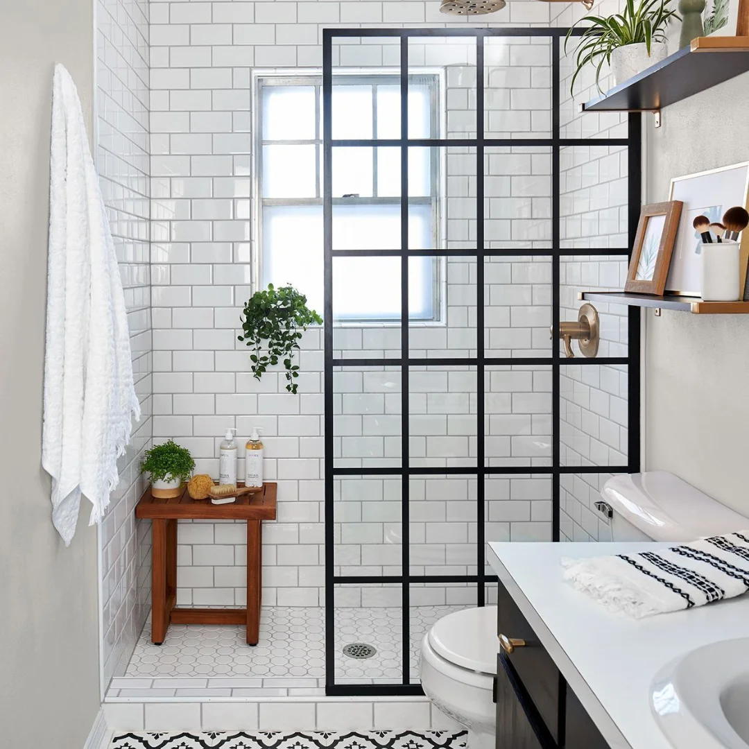 Walk-in shower with steel-framed screen